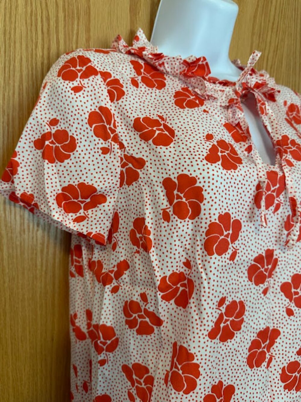 Boden Silk Peach/Red Floral Print Short Sleeve Ruffled Neckline Top - Size US 4 - Picture 2 of 6